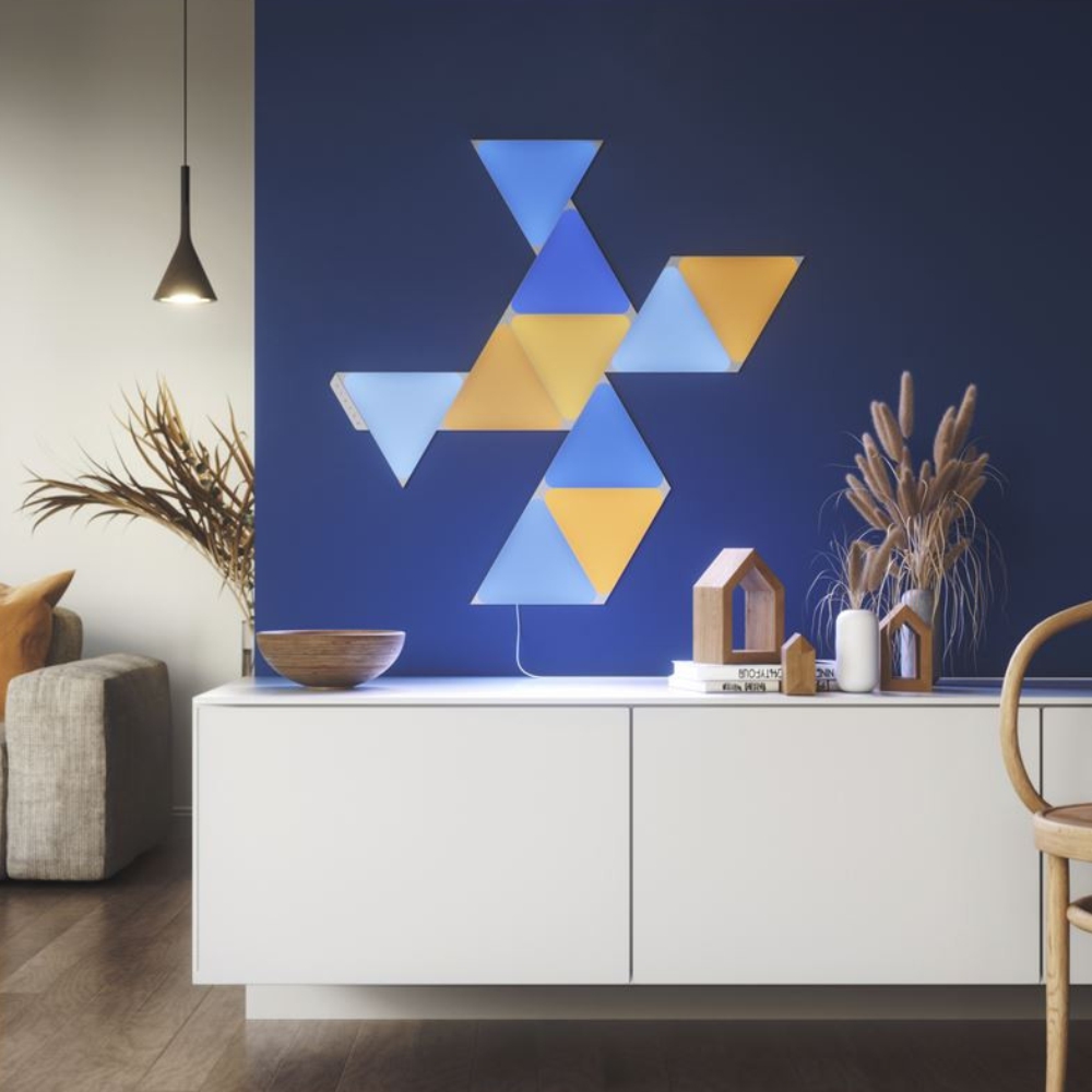 Pacchetto 3 pannelli luminosi Nanoleaf Shapes Triangles, 16 milioni di colori, illuminazione LED RGBW, temperatura del colore regolabile.